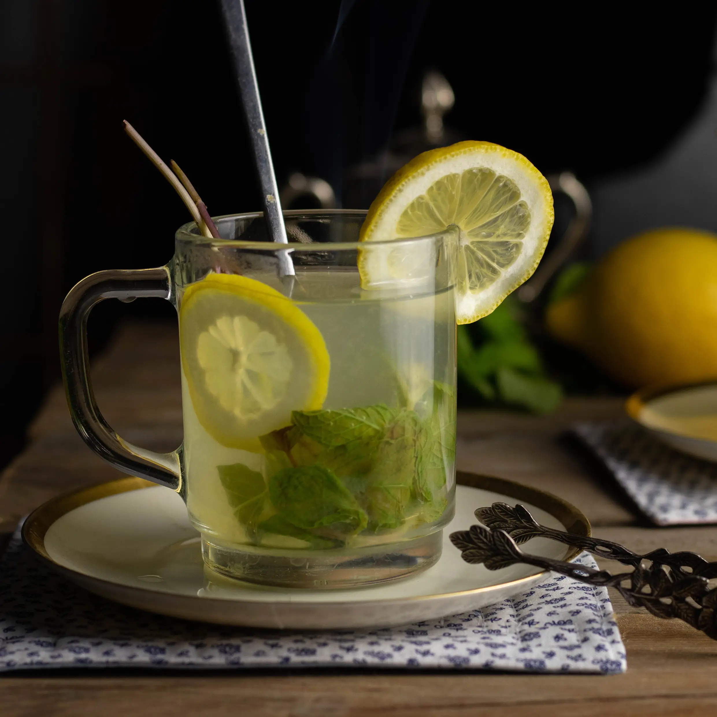 Heißes Wasser mit frischer Minze oder Zitrone